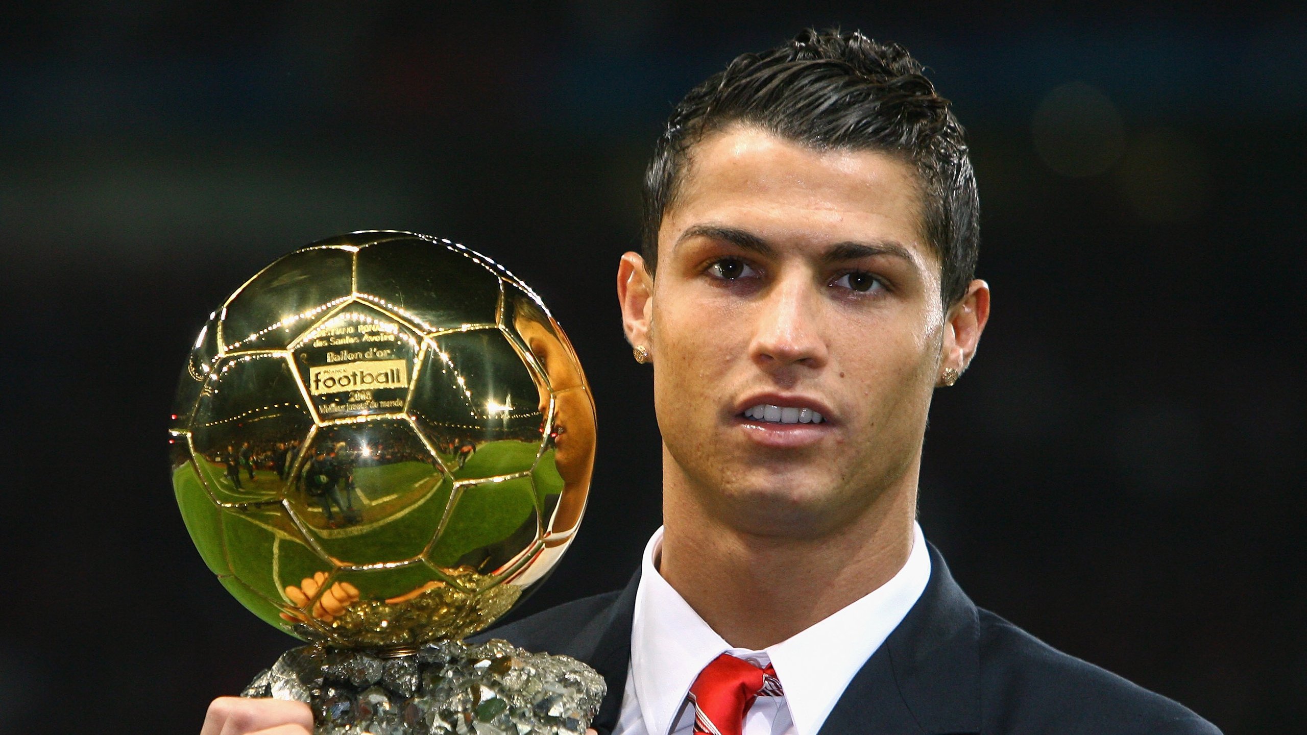 中国足球裁判比赛录像复核全面普及，提升判罚公正性，国内足球裁判